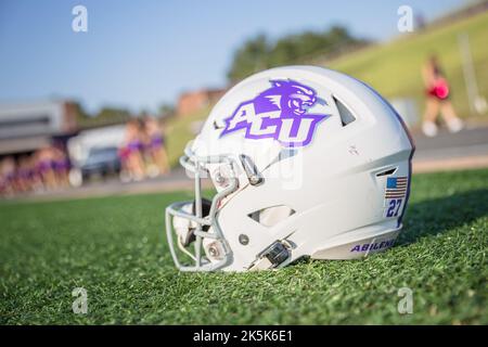 8. Oktober 2022: Vor dem NCAA-Fußballspiel zwischen den Abilene Christian Wildcats und den Stephen F. Austin Lumberjacks im Homer Bryce Stadium in Nacogdoches, Texas, sitzt ein ACU-Helm auf dem Spielfeld. Prentice C. James/CSM Stockfoto