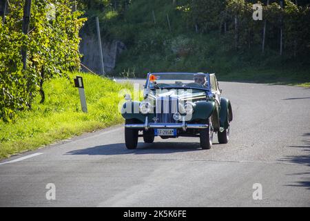 Italien. 7. Oktober 2022. 17. Ausgabe der kulturellen touristischen Veranstaltung für Oldtimer in den historischen Hügeln von Conegliano Valdobbiadene, ein UNESCO-Weltkulturerbe. (Bild: © Mimmo Lamacchia/Pacific Press via ZUMA Press Wire) Stockfoto