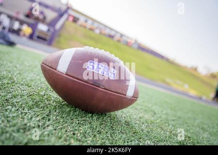 8. Oktober 2022: Vor dem NCAA-Fußballspiel zwischen den Abilene Christian Wildcats und den Stephen F. Austin Lumberjacks im Homer Bryce Stadium in Nacogdoches, Texas, ruht auf dem Spielfeld ein Fußball mit SFA-Prägung. Prentice C. James/CSM Stockfoto