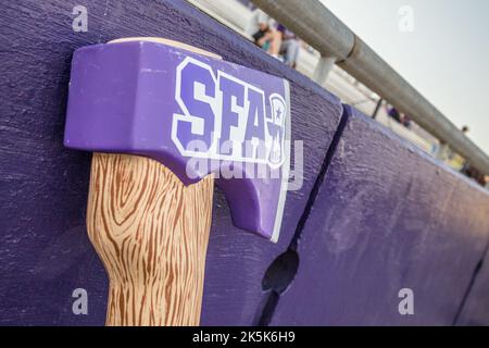 8. Oktober 2022: Vor dem NCAA-Fußballspiel zwischen den Abilene Christian Wildcats und den Stephen F. Austin Lumberjacks im Homer Bryce Stadium in Nacogdoches, Texas, ruht auf dem Feld eine Axt mit SFA-Prägung. Prentice C. James/CSM Stockfoto