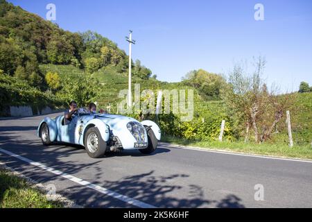 Italien. 7. Oktober 2022. 17. Ausgabe der kulturellen touristischen Veranstaltung für Oldtimer in den historischen Hügeln von Conegliano Valdobbiadene, ein UNESCO-Weltkulturerbe. (Bild: © Mimmo Lamacchia/Pacific Press via ZUMA Press Wire) Stockfoto