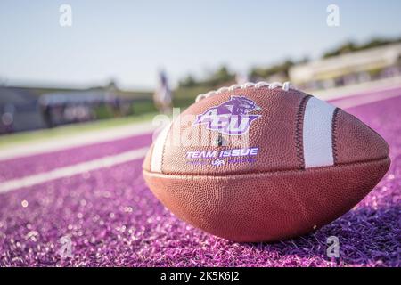 8. Oktober 2022: Vor dem NCAA-Fußballspiel zwischen den Abilene Christian Wildcats und den Stephen F. Austin Lumberjacks im Homer Bryce Stadium in Nacogdoches, Texas, ruht ein ACU-geprägter Fußball auf dem Spielfeld. Prentice C. James/CSM Stockfoto