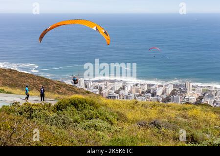 Paragliding auf Signal Hill, Kapstadt, Oktober 2022. Stockfoto