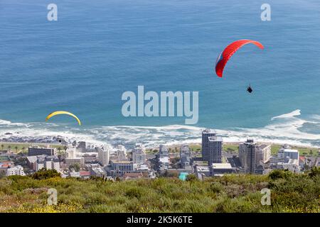 Paragliding auf Signal Hill, Kapstadt, Oktober 2022. Stockfoto