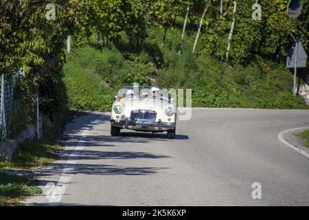 Italien. 7. Oktober 2022. 17. Ausgabe der kulturellen touristischen Veranstaltung für Oldtimer in den historischen Hügeln von Conegliano Valdobbiadene, ein UNESCO-Weltkulturerbe. (Bild: © Mimmo Lamacchia/Pacific Press via ZUMA Press Wire) Stockfoto