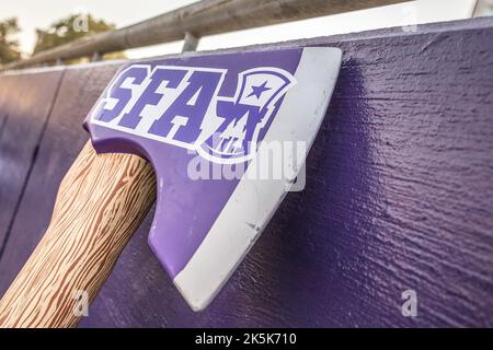 8. Oktober 2022: Vor dem NCAA-Fußballspiel zwischen den Abilene Christian Wildcats und den Stephen F. Austin Lumberjacks im Homer Bryce Stadium in Nacogdoches, Texas, ruht auf dem Spielfeld eine mit SFA geprägte Axel. Prentice C. James/CSM Stockfoto