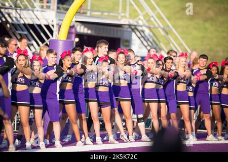 8. Oktober 2022: Stephen F. Austin Lumberjacks Cheerleader unterhalten die Menge während des NCAA-Fußballspiels zwischen den Abilene Christian Wildcats und den Stephen F. Austin Lumberjacks im Homer Bryce Stadium in Nacogdoches, Texas. Prentice C. James/CSM Stockfoto