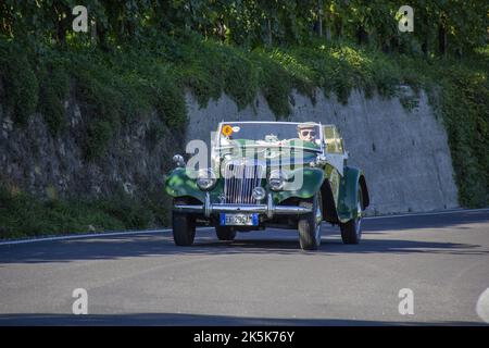 Italien. 7. Oktober 2022. 17. Ausgabe der kulturellen touristischen Veranstaltung für Oldtimer in den historischen Hügeln von Conegliano Valdobbiadene, ein UNESCO-Weltkulturerbe. (Bild: © Mimmo Lamacchia/Pacific Press via ZUMA Press Wire) Stockfoto