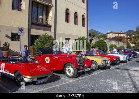 Italien. 7. Oktober 2022. 17. Ausgabe der kulturellen touristischen Veranstaltung für Oldtimer in den historischen Hügeln von Conegliano Valdobbiadene, ein UNESCO-Weltkulturerbe. (Bild: © Mimmo Lamacchia/Pacific Press via ZUMA Press Wire) Stockfoto