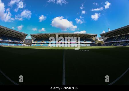 Eine allgemeine Ansicht des Stadions während des Sky Bet Championship-Spiels Millwall gegen Middlesbrough in Den, London, Großbritannien. 8. Oktober 2022. (Foto von Arron Gent/News Images) in London, Großbritannien am 10/8/2022. (Foto von Arron Gent/News Images/Sipa USA) Quelle: SIPA USA/Alamy Live News Stockfoto