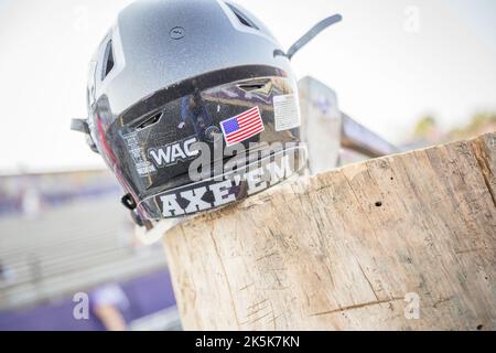 8. Oktober 2022: Vor dem NCAA-Fußballspiel zwischen den Abilene Christian Wildcats und den Stephen F. Austin Lumberjacks im Homer Bryce Stadium in Nacogdoches, Texas, sitzt ein SFA-Helm auf einem Baumstumpf. Prentice C. James/CSM Stockfoto