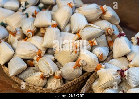 Mexikanische Tamales haben in Mexiko Maisteig, würziges Essen oder Süßigkeiten eingereicht Stockfoto