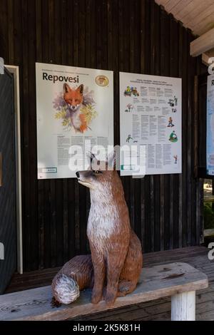 Kouvola, Finnland. 11. September 2022. Holzfuchsskulptur auf einer Bank im Repovesi-Nationalpark in Finnland Stockfoto