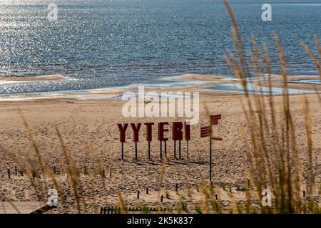 Yyteri Beach und Sanddünen am Ufer der Ostsee in Pori, Finnland, mit rotem Yyteri-Schild, eingerahmt von unfokussierten Gräsern Stockfoto