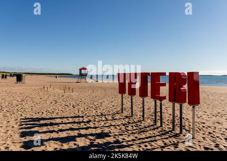 Yyteri Strand und Sanddünen am Ufer der Ostsee in Pori, Finnland mit rotem Yyteri Schild im Vordergrund Stockfoto