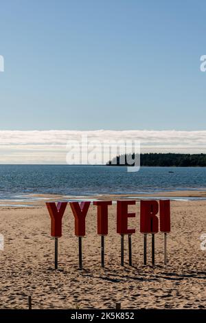 Yyteri Strand und Sanddünen am Ufer der Ostsee in Pori, Finnland mit rotem Yyteri Schild im Vordergrund Stockfoto