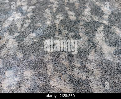 Fußspuren und Spuren auf dem Sand Stockfoto