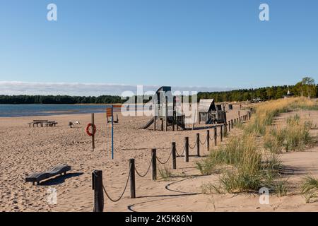 Spielgeräte und Seilzaun am Yyteri Beach in Pori, Finnland Stockfoto