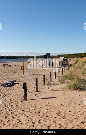 Spielgeräte und Seilzaun am Yyteri Beach in Pori, Finnland Stockfoto