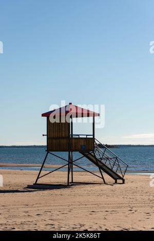 Hölzerner Rettungsschwimmer-Turm mit rotem Dach am Sandstrand von Yyteri in Pori, Finnland, mit klarem blauen Himmel im Hintergrund Stockfoto