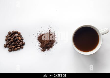Tasse Kaffee und Kaffeebohnen, flach legen. Stockfoto