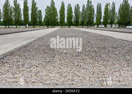 Dachau, Deutschland - 4. Juli 2011 : Gedenkstätte Konzentrationslager Dachau. Nazi-Konzentrationslager von 1933 bis 1945. Mit Schotter gefülltes ehemaliges Barackengrundstück Stockfoto