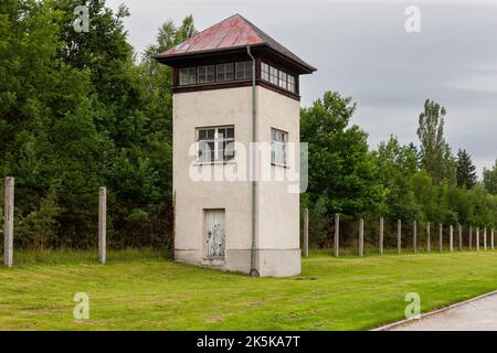 Dachau, Deutschland - 4. Juli 2011 : Gedenkstätte Konzentrationslager Dachau. Nazi-Konzentrationslager von 1933 bis 1945. Westlicher Wachturm. Stockfoto