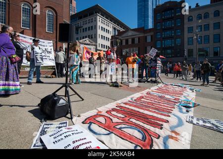 8. Oktober 2022, Boston, MA, USA: Tag der indigenen Völker. Mehr als 100 indigene Menschen und Verbündete marschierten am Samstag durch Boston, um den Tag der indigenen Völker zu unterstützen, der den US-Nationalfeiertag des Columbus Day am 2CD. Montag im Oktober ersetzt. Stockfoto