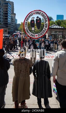 8. Oktober 2022, Boston, MA, USA: Tag der indigenen Völker. Mehr als 100 indigene Menschen und Verbündete versammelten sich und marschierten am Samstag durch Boston, um den Tag der indigenen Völker zu unterstützen, der den US-Nationalfeiertag des Kolumbus-Tages am 2CD. Montag im Oktober ersetzt. Stockfoto