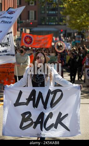 8. Oktober 2022, Boston, MA, USA: Tag der indigenen Völker. Mehr als 100 indigene Menschen und Verbündete versammelten sich und marschierten am Samstag durch Boston, um den Tag der indigenen Völker zu unterstützen, der den US-Nationalfeiertag des Kolumbus-Tages am 2CD. Montag im Oktober ersetzt. Stockfoto