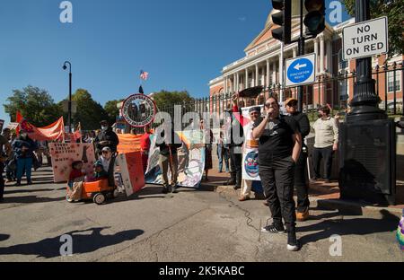 8. Oktober 2022, Boston, MA, USA: Tag der indigenen Völker. Mehr als 100 indigene Menschen und Verbündete versammelten sich und marschierten am Samstag durch Boston, um den Tag der indigenen Völker zu unterstützen, der den US-Nationalfeiertag des Kolumbus-Tages am 2CD. Montag im Oktober ersetzt. Stockfoto