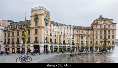 München, Deutschland - 4. Juli 2011 : Einkaufszentrum auf der Südseite am Karlsplatz (Stachus) mit Leuten, die draußen unterwegs sind. Stockfoto