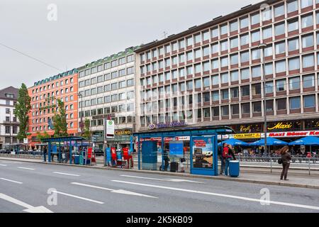 München, Deutschland - 4. Juli 2011 : Außerhalb Des Münchner Hauptbahnhofs. Reisende, die vor dem Münchner Hauptbahnhof auf die Anschlussstraße warten. Stockfoto