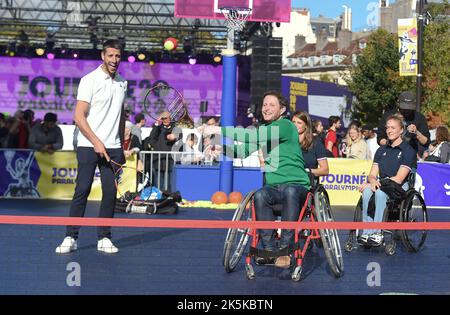 Clement Beaune, Delegierter Minister beim Minister für ökologischen Übergang und territorialen Zusammenhalt, zuständig für Verkehr, und Tony Estanguet, französischer Athlet, Sportleader und dreifacher Olympiasieger im Slalom C1 und dreifacher Weltmeister (2006, 2009, 2010). Fahnenträger der französischen Delegation bei den Olympischen Spielen 2008 in Peking und Präsident des Organisationskomitees der Olympischen Spiele 2024 in Paris, Abgeordneter des Wahlkreises 7. in Paris, während des ersten Paralympischen Tages, der am 8. Oktober auf dem Place de la Bastille in Paris organisiert wurde, 2022. Foto von Tomas Stevens/AbacaPress Stockfoto