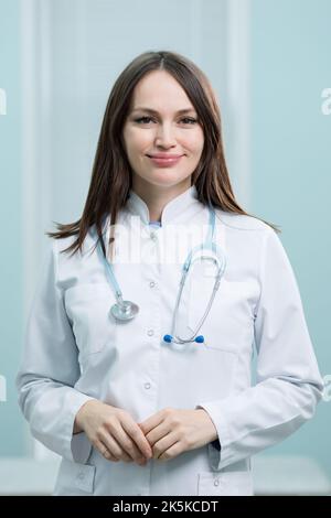 Porträt einer jungen Ärztin, die in einer Privatklinik lächelt Stockfoto