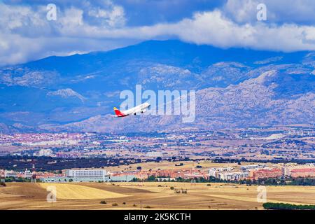 Madrid, Spanien, 30. Oktober 2022: Flugzeuge der Iberia-Fluggesellschaft starten neben den Bergen rund um Madrid. Stockfoto