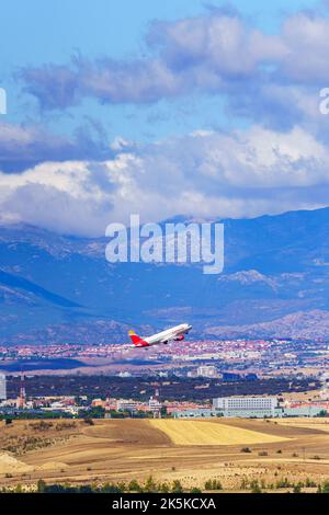 Madrid, Spanien, 30. Oktober 2022: Flugzeuge der Iberia-Fluggesellschaft starten neben den Bergen rund um Madrid. Stockfoto