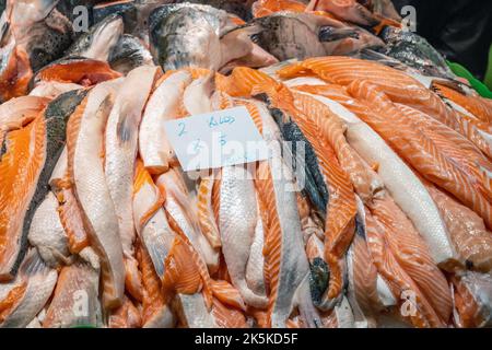Lachsstücke zum Verkauf auf einem Markt in Spanien Stockfoto