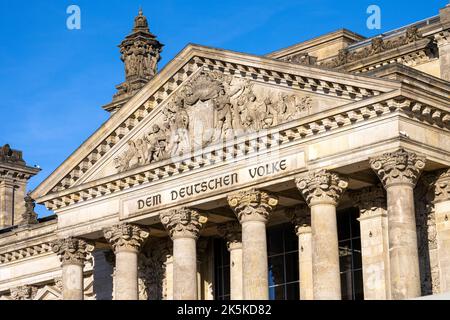 Detail des Eingangsportals des Reichstags in Berlin, des deutschen bundestages Stockfoto