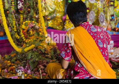 Puja-Rituale, die von hindu-Priestern mit Blumen und anderen Gewürzen während kali-Puja, durga-Puja und anderen Festivals in indien durchgeführt werden. Stockfoto