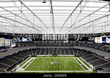Las Vegas, Nevada, USA. 08. Oktober 2022. Eine allgemeine Gesamtansicht des Feldes vor dem NCAA-Fußballspiel zwischen den BYU Cougars und der Notre Dame Fighting Irish im Allegiant Stadium in Las Vegas, Nevada. John Mersits/CSM/Alamy Live News Stockfoto