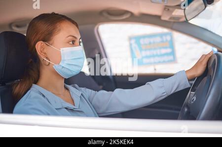 Covid-Impfstoff, Autofahren und Frau mit Gesichtsmaske für Sicherheit, Compliance und Gesundheitsversorgung in einer Klinik oder einem Krankenhaus im Freien. Person im Fahrzeug am Fahrzeug Stockfoto