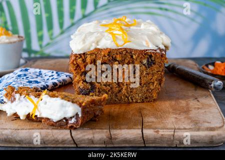 Klassischer Karottenkuchen mit Vanillekäse-Zuckerguss Stockfoto