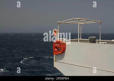 Blick auf die Brückenflügel und Blick an Bord eines Schiffes auf See am Abend Stockfoto