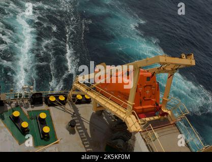 Blick auf ein auf dem Bootsdeck gesichertes Handelsschiff Stockfoto