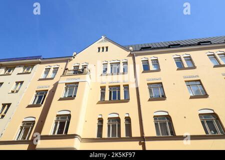 Blick auf mehrstöckige Wohngebäude mit niedriger Neigung. Stockfoto