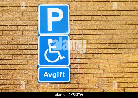 Schwedische Straßenschilder weisen darauf hin, dass das Parken gegen eine Gebühr erlaubt ist, wenn das Fahrzeug eine Behindertengenehmigung besitzt. Stockfoto