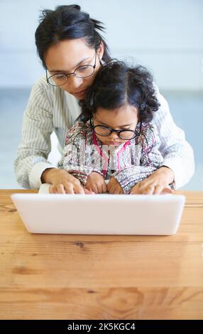 Ich habe nur meine E-Mails durchgemacht. Ein kleines Mädchen, das vorgibt, am Computer zu arbeiten. Stockfoto