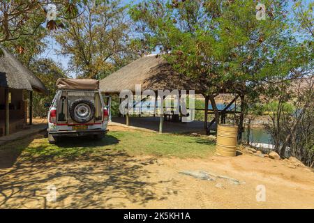 Oanob, Namibia - 28. September 2018: Typischer Geländewagen in Namibia mit Campingausrüstung und Dachzelt auf dem Campingplatz. Stockfoto