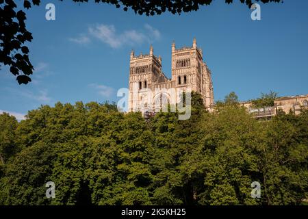 Durham England: 2022-06-07: Kathedrale von Durham an sonnigen Sommertagen. Blick vom Fluss tragen mit üppigen grünen Bäumen Stockfoto